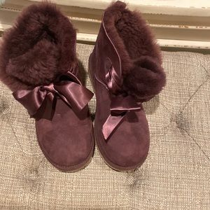 Size 8 Ugg Ankle Boots in Plum